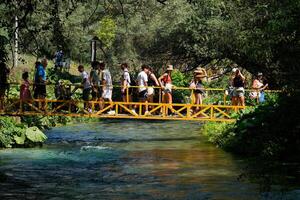 Albania 09.09.2023 azul ojo subterráneo bistro río fuente. música en vlore condado, Albania foto