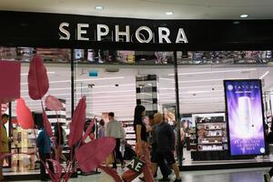 sephora Vancouver Canadá antes de Cristo 01.02.2024 a un Tienda en un grande centro comercial productos cosméticos pintar diferente marcas joven personas mujer escoger personal cuidado hermosa belleza salón comprar un regalo foto