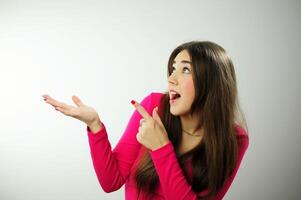 espectro de diferente emociones mujer muestra su dedo a el lado muy furiosamente ella lo hace no entender qué eso es luego ella entiende y sonrisas pulgares arriba satisfecho batidos cabeza en acuerdo foto