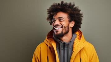 sonriente hombre con rastas en amarillo chaqueta foto