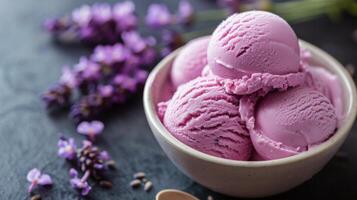 cuenco de rosado hielo crema y lavanda flores foto