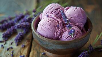 cuenco de rosado hielo crema y lavanda flores foto