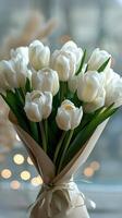 ramo de flores de blanco tulipanes en un florero foto