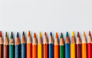 fila de de colores lapices en contra blanco antecedentes foto