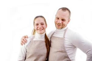 Maestro y aprendiz en dos personas beige cocina o técnico delantales sincero sonrisa calentar relación alegría anuncio de producto de trabajo empleo centrar seguridad Consejo instituto labor práctica foto