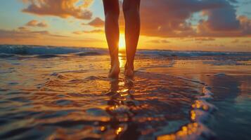 dos personas caminando en el playa a puesta de sol foto