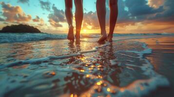 dos personas caminando en el playa a puesta de sol foto