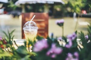 con hielo bebida con flores foto