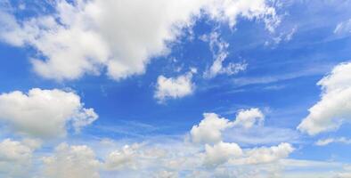 un claro azul cielo con hinchado blanco nubes foto