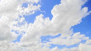 cielo azul con nubes blancas foto