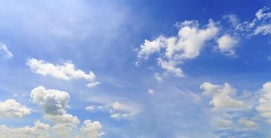 cielo azul con nubes blancas foto