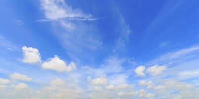 cielo azul con nubes blancas foto