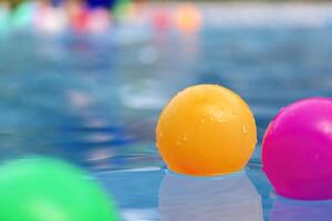 vistoso pelotas en un piscina foto