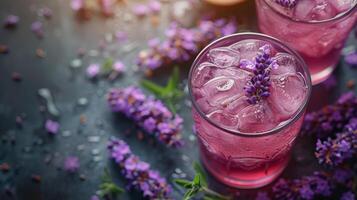 dos lentes lleno con hielo y lavanda flores foto