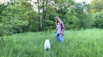 un niño con un perro en naturaleza video