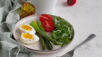 frisch Frühling Salat mit gekocht Eier, Spargel, und Tomaten auf ein hell Tag video