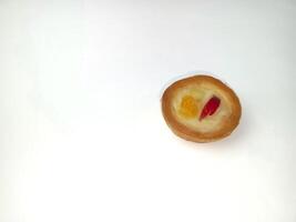 delicioso mini Fruta tarta aislado en blanco antecedentes con parte superior ver disparo. soes pastel con Fruta Adición. foto