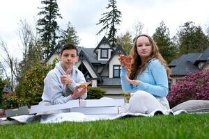 un contento adolescente estudiantes chico y un niña riendo en un almuerzo descanso a escuela. selectivo atención foto