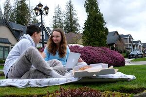 pizza, cómic y Pareja de amigos en naturaleza, almuerzo libertad y contento en un fecha en Canadá. comida amar, gracioso y hombre y mujer con rápido comida comiendo en un parque, hambriento y sonrisa en un picnic en verano foto