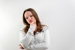 confuso mujer se encoge de hombros y lata no entender por qué ella dice entonces, confuso y enojado, vistiendo casual ropa de deporte aislado en blanco antecedentes. humano reacciones y percepción foto