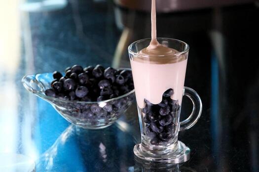 de cerca imagen de Fruta yogur y cereal en blanco antecedentes foto