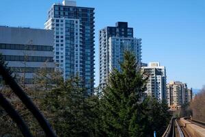 Vancouver Skytrain nuevo Canadá línea a surrey hogar rieles tren cielo tren la carretera viaje tráfico grande ciudad vida conveniencia comodidad azul cielo bonito clima varios profesional calidad y foto estaciones