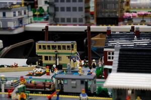 Canadá Vancouver 17.05.2024 trébol rodeo y país justa Lego bloques casas carros calles trenes tranvías. real vida de Lego juguetes de cerca imágenes de vias ferreas en un enorme ciudad hecho de bloques foto