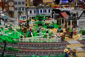 Canadá Vancouver 17.05.2024 trébol rodeo y país justa Lego bloques casas carros calles trenes tranvías. real vida de Lego juguetes de cerca imágenes de vias ferreas en un enorme ciudad hecho de bloques foto