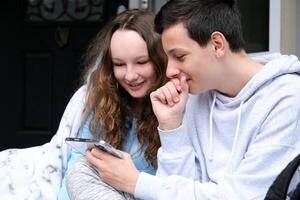 Pareja tomando selfie con instante cámara a hogar. obsesionado Pareja de compañeros de cuarto con su inteligente Los telefonos postergación foto