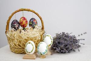 lavanda antecedentes tarjeta postal baner calendario vacío espacio fiesta Pascua de Resurrección huevos bordado cintas en cáscara de huevo krashanka foto
