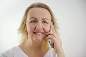 inesperado sorpresa mujer hablando en el teléfono desagradable sonrisa abierto ojos amplio alguna cosa fuimos incorrecto extraño Noticias chisme foto