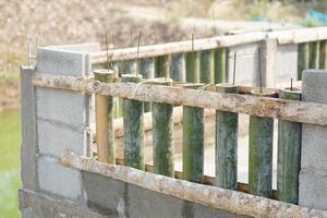 construcción estructura para edificio, utilizar bambú y madera a ser moldes para torrencial cemento en. concepto, local estilo de construcción, utilizando materiales o equipo en comunidad. foto