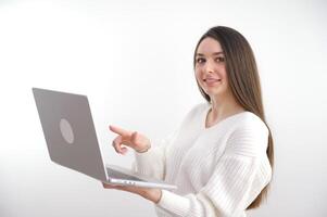 hermosa contento caucásico joven sonriente Pelo castaño negocio mujer en blanco camisa participación y trabajando en tableta aislado en blanco antecedentes. gerente, estudiante o obrero. Copiar espacio para anuncio foto