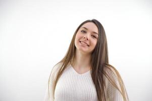 hermosa sorprendido niña sonriente, aislado foto en antecedentes