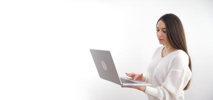 imagen de joven mujer, empresa trabajador en anteojos, sonriente y participación digital tableta, en pie terminado blanco antecedentes foto