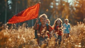 groupe de les enfants en jouant Capturer le drapeau à le Prairie dans le forêt video