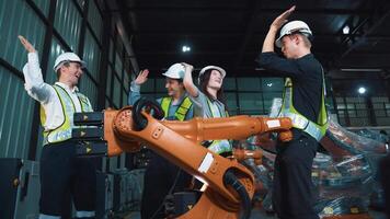 trabajo en equipo de ingenieros inspeccionando el cheque calidad de compacto escritorio robótico ingeniero de armas trabajo a robótico brazo fábrica. tecnología y Ingenieria concepto. video