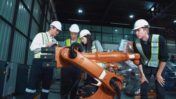 trabalho em equipe do engenheiros inspecionando a Verifica qualidade do compactar Área de Trabalho robótico engenheiro de braço trabalhos às robótico braço fábrica. tecnologia e Engenharia conceito. video