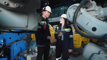 trabajo en equipo de ingenieros hombre y mujer inspeccionando el cheque calidad de compacto escritorio robótico ingeniero de armas trabajo a robótico brazo fábrica. tecnología y Ingenieria concepto. video