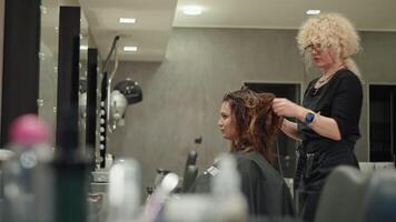 beauté procédures pour cheveux. professionnel la Coupe de cheveux pour femme d'affaires. haute qualité 4k métrage video