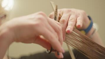 elegant kapsel. detailopname van kapper schaar snijdend een vrouw haar, modieus kapsel gemaakt door professioneel stilist in schoonheid salon. hoog kwaliteit 4k beeldmateriaal video