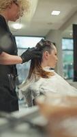 professionnel cheveux coloration. racine retouche pour femme d'affaires image, cheveux se soucier dans beauté salon, professionnel beauté procédures pour cheveux. haute qualité 4k métrage video