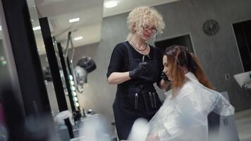 schoonheid en elegantie. professioneel haar- zorg en styling voor een Europese vrouw in een salon omgeving. hoog kwaliteit 4k beeldmateriaal video