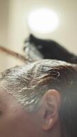 Haar Färberei. Arbeit von ein Friseur. Schönheit Verfahren im das Salon. hoch Qualität 4k Aufnahmen video