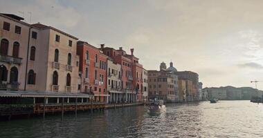 arkitektur av byggnader på kanaler i Venedig, Italien. solnedgång i en stad urban landskap med historisk byggnader i en turist stad. hög kvalitet 4k antal fot video