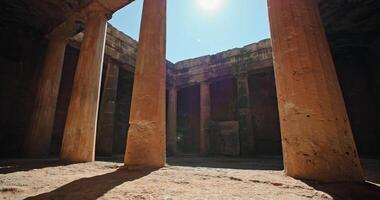 immerger toi même dans histoire. découvrir le ancien grec ruines et vieux Colonnes à le tombeau de le Roi dans Paphos, Chypre. haute qualité 4k métrage video