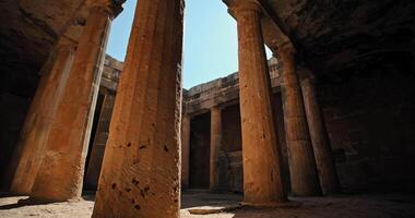 gräva fram de dåtid. en resa genom de arkeologisk underverk av de grav av de kung gammal ruiner i pafos, Cypern. hög kvalitet 4k antal fot video