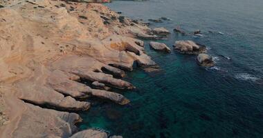 antenn perspektiv av de magnifik vit klippor på cypern ö, medelhavs naturlig skönhet, havet reträtt, vågor förkrossande på de rocks. hög kvalitet 4k antal fot video