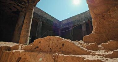 tumba de el Rey antiguo restos en paphos Chipre. anfiteatros con columnas de el antiguo griego era. alto calidad 4k imágenes video