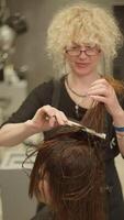 haar- Gezondheid en stijl. professioneel kapsel voor zakenvrouwen, haar- zorg in schoonheid salon, professioneel schoonheid procedures voor haar. hoog kwaliteit 4k beeldmateriaal video